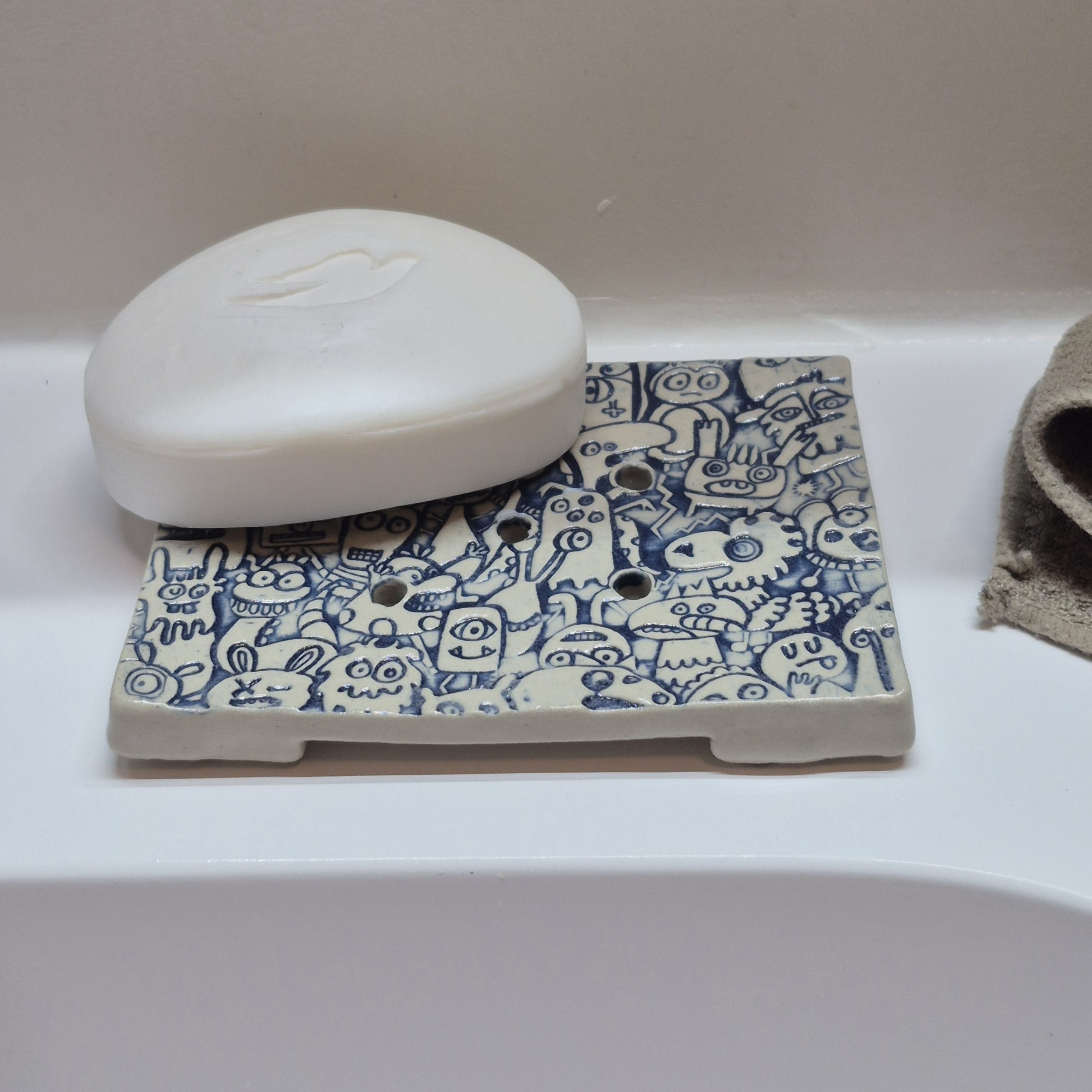 Porte-savon Ville & P’tits monstres en céramique artisanale