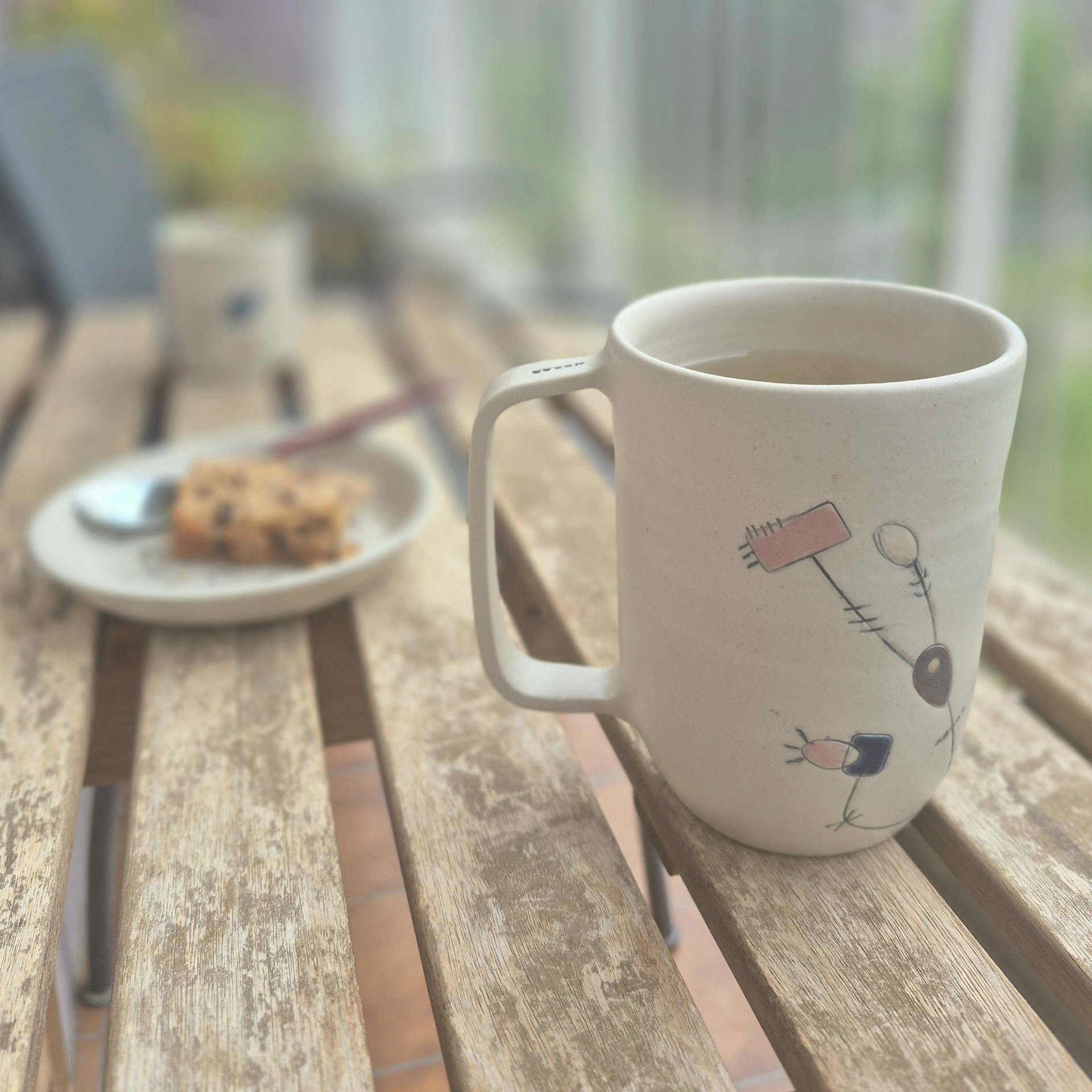Mug en céramique artisanale Géometrik avec café – fait main à Grenoble
