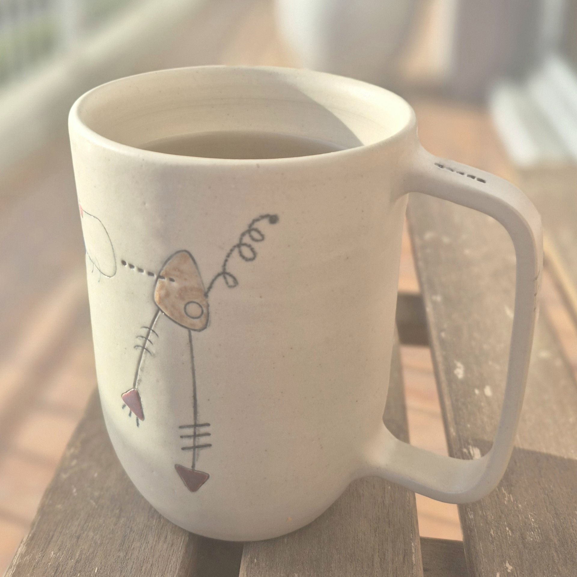 Mug en céramique artisanale Géometrik avec thé – fait main à Grenoble