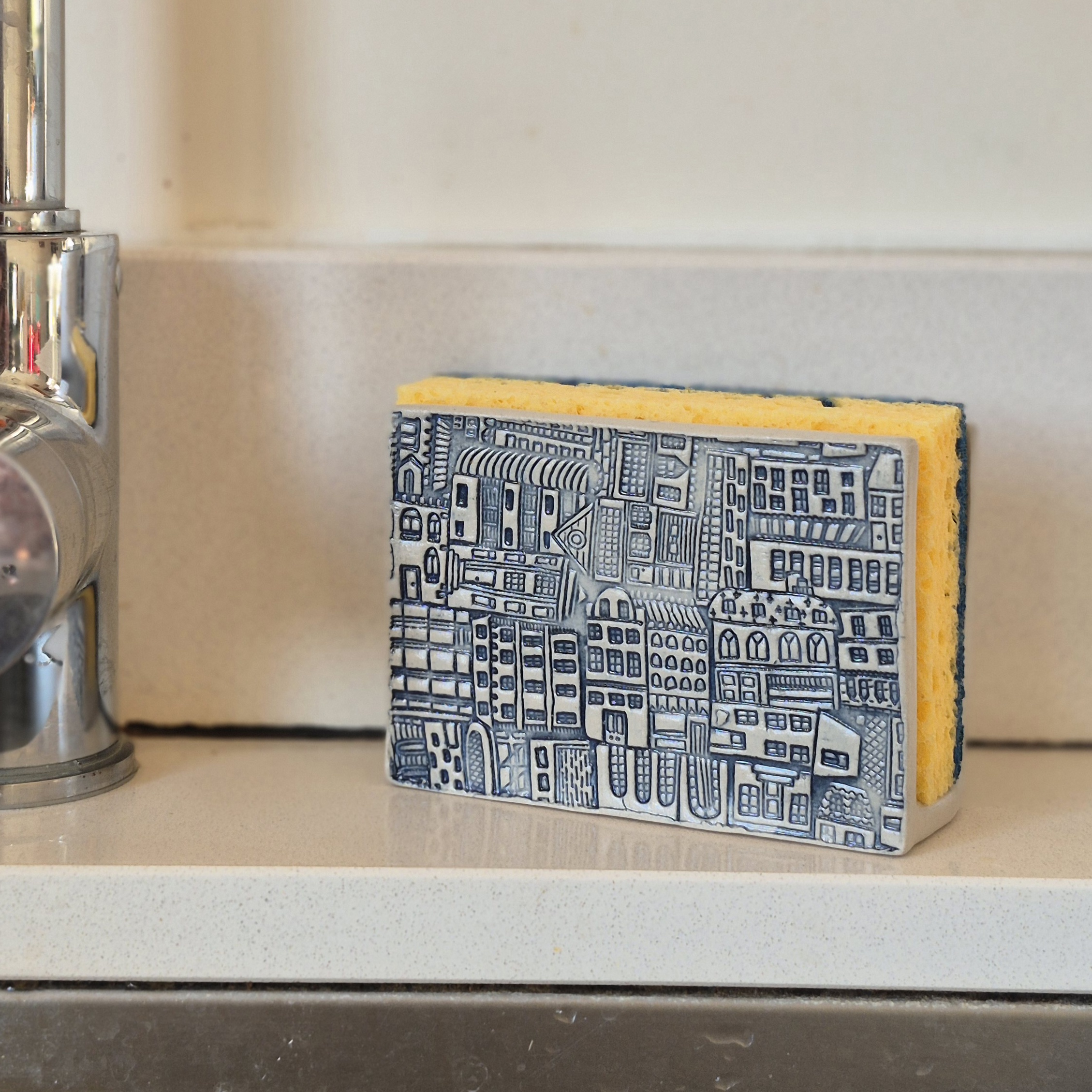 porte éponge en céramique artisanale avec éponge – motif Ville – cuisine grenoble