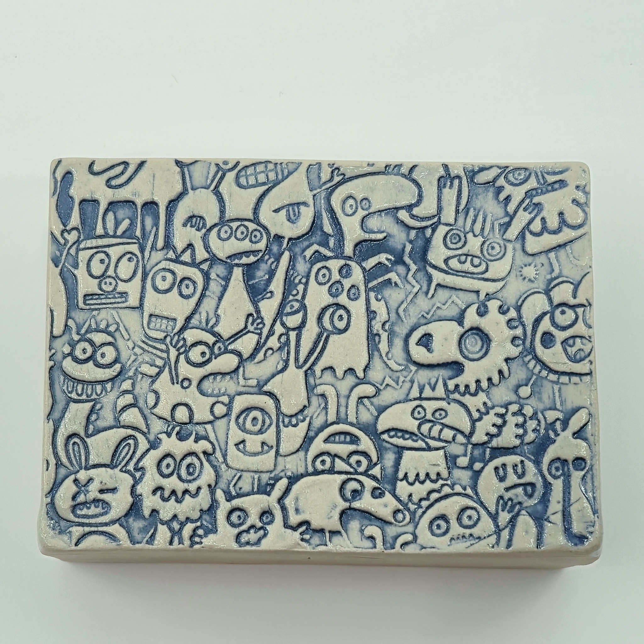 Motif P’tits Monstres – détail gravé du porte-éponge