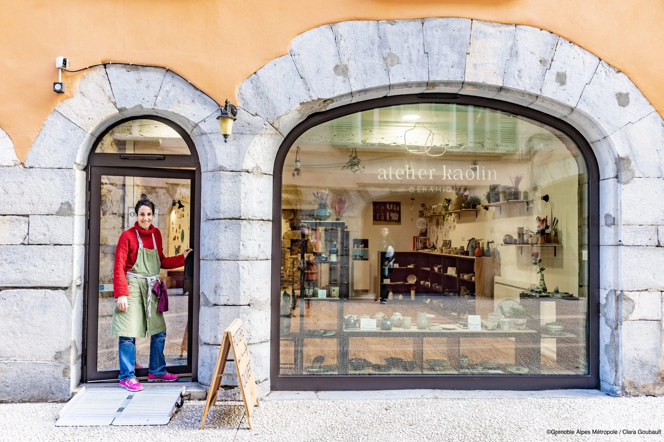carine devant sa boutique l'atelier kaolin à grenoble