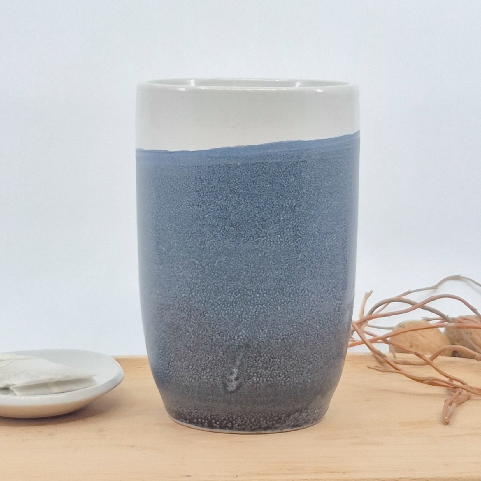 Mug en grès blanc et noir mat avec coupelle assortie – slow living-céramique artisanale Atelier Kaolin Grenoble