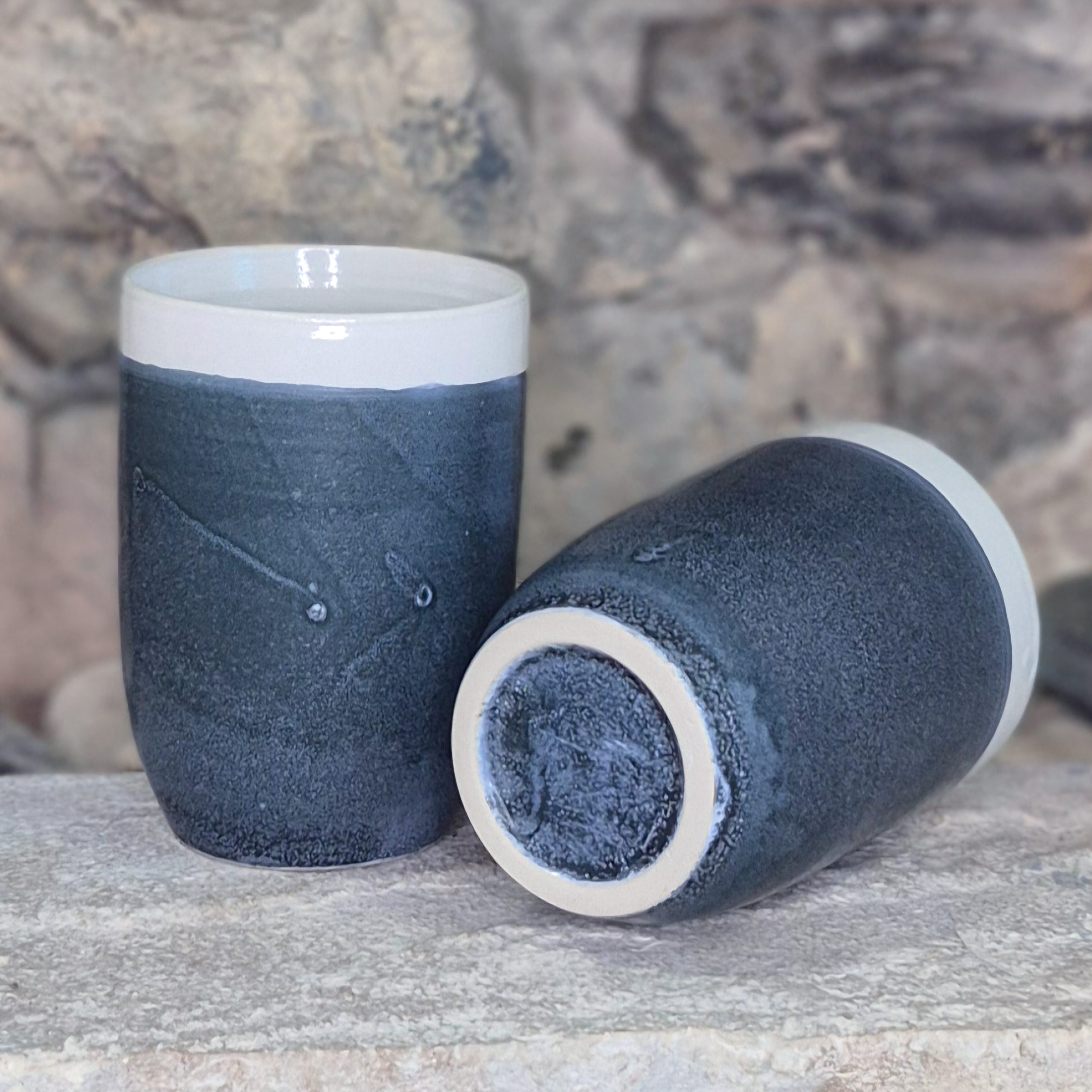 Mugs artisanaux en grès blanc et noir mat, collection Brume – contraste doux et contemporain Atelier Kaolin Grenoble