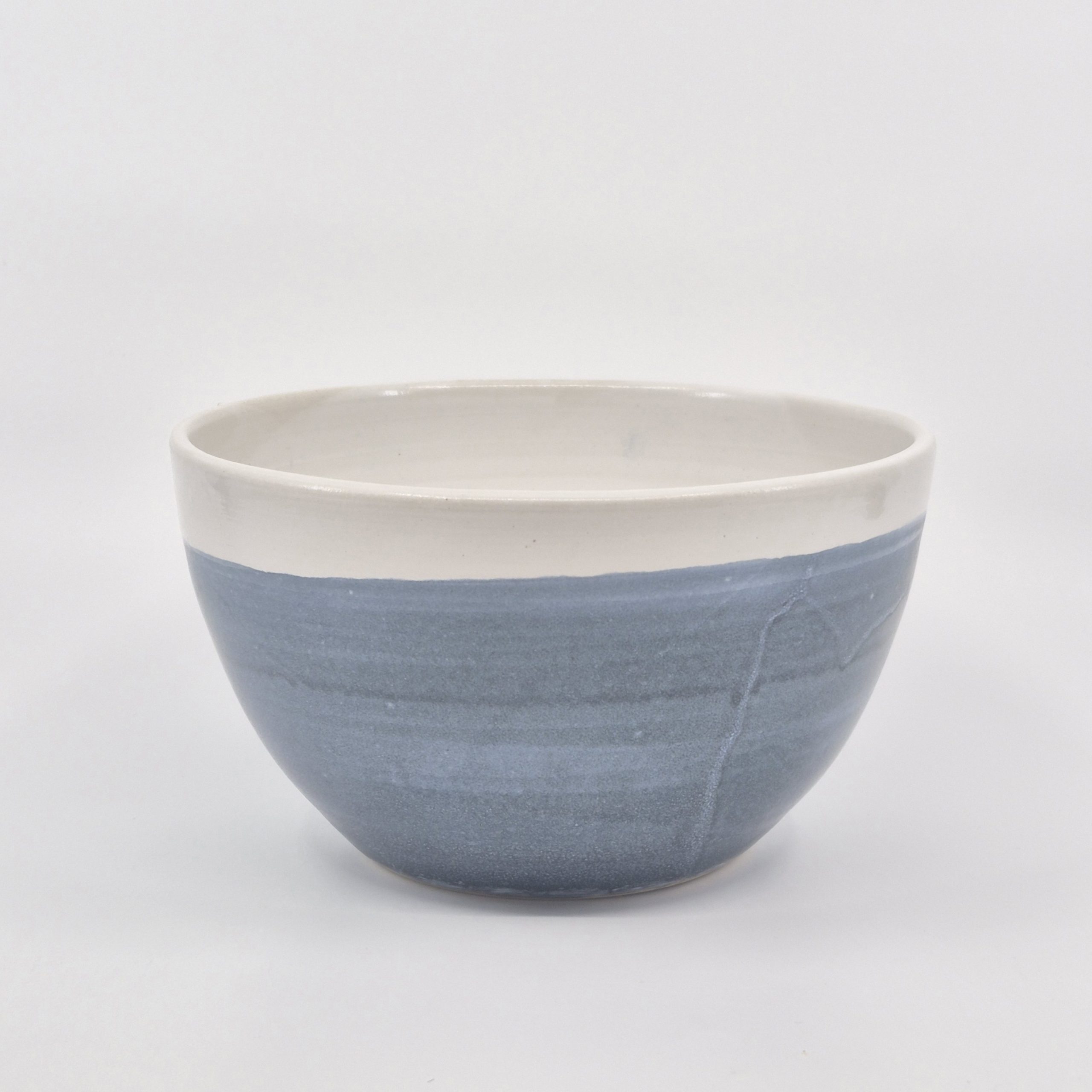 Bol moyen Brume de la collection Les Bicolores, vue de face sur fond blanc, grès tourné artisanal Atelier Kaolin