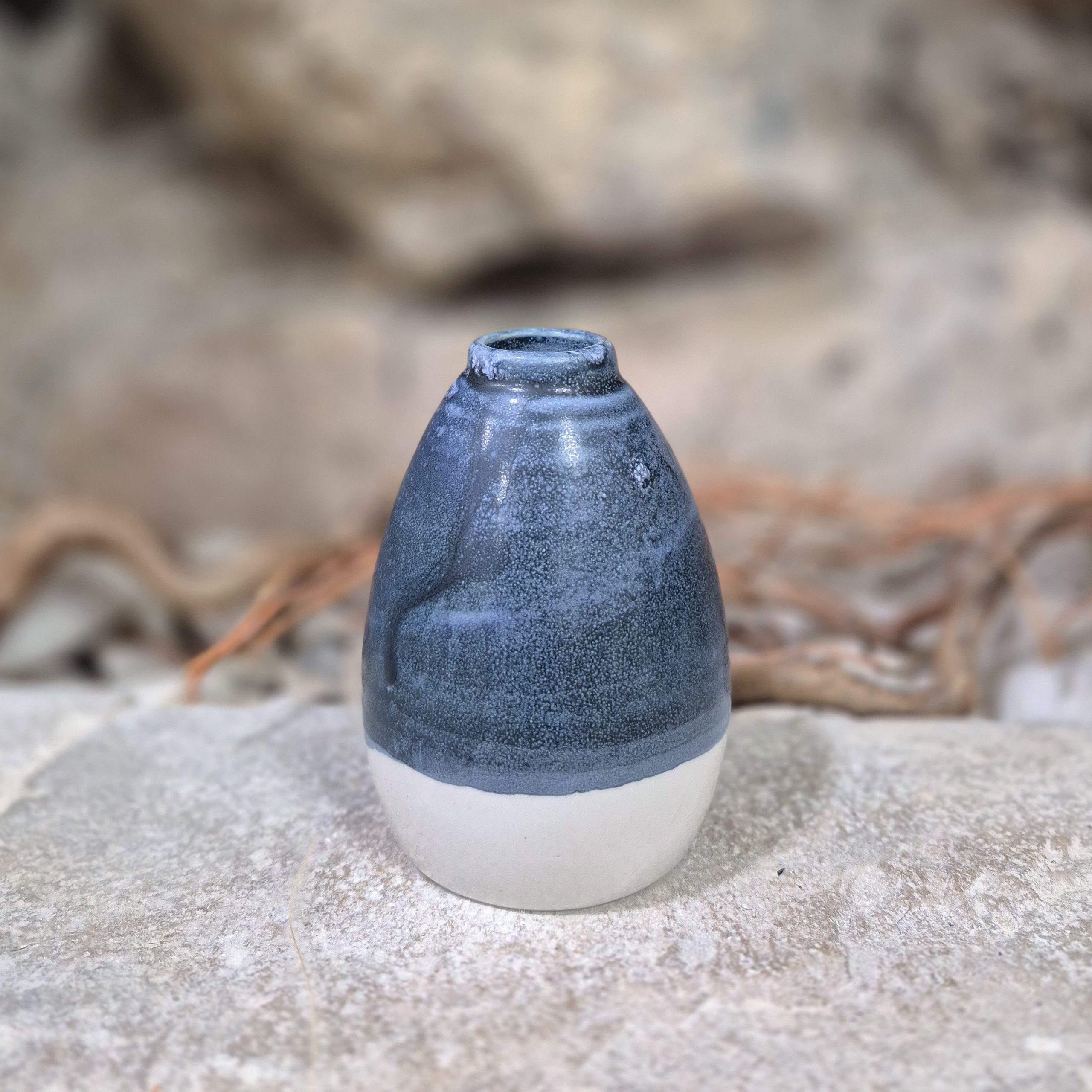 Mini vase “Brume” dans un pot en grès émaillé bleu nuit et blanc satiné.