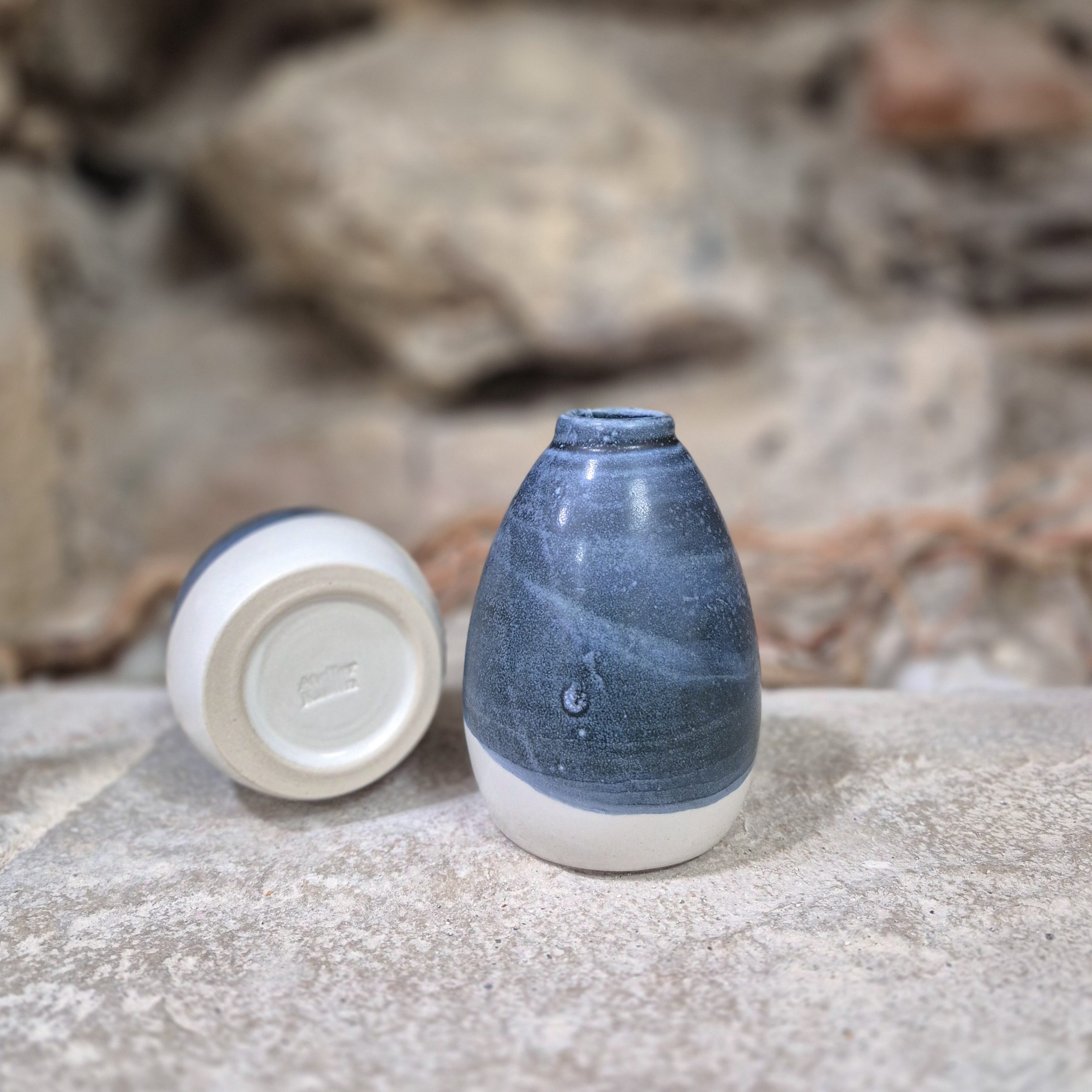 Vue du dessous du mini vase en grès émaillé “Brume”, montrant la base tournée à la main.