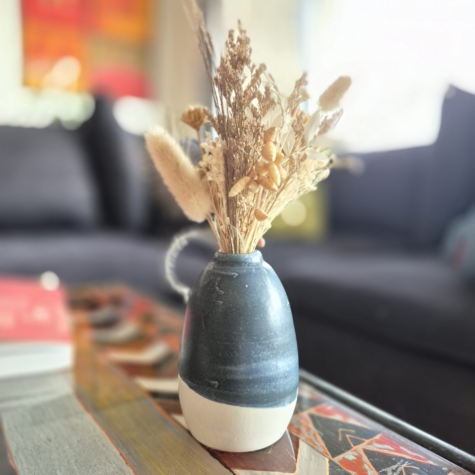 Mini vase en céramique Brume bleu et blanc sur table de salon avec fleurs séchées – décoration artisanale Grenoble