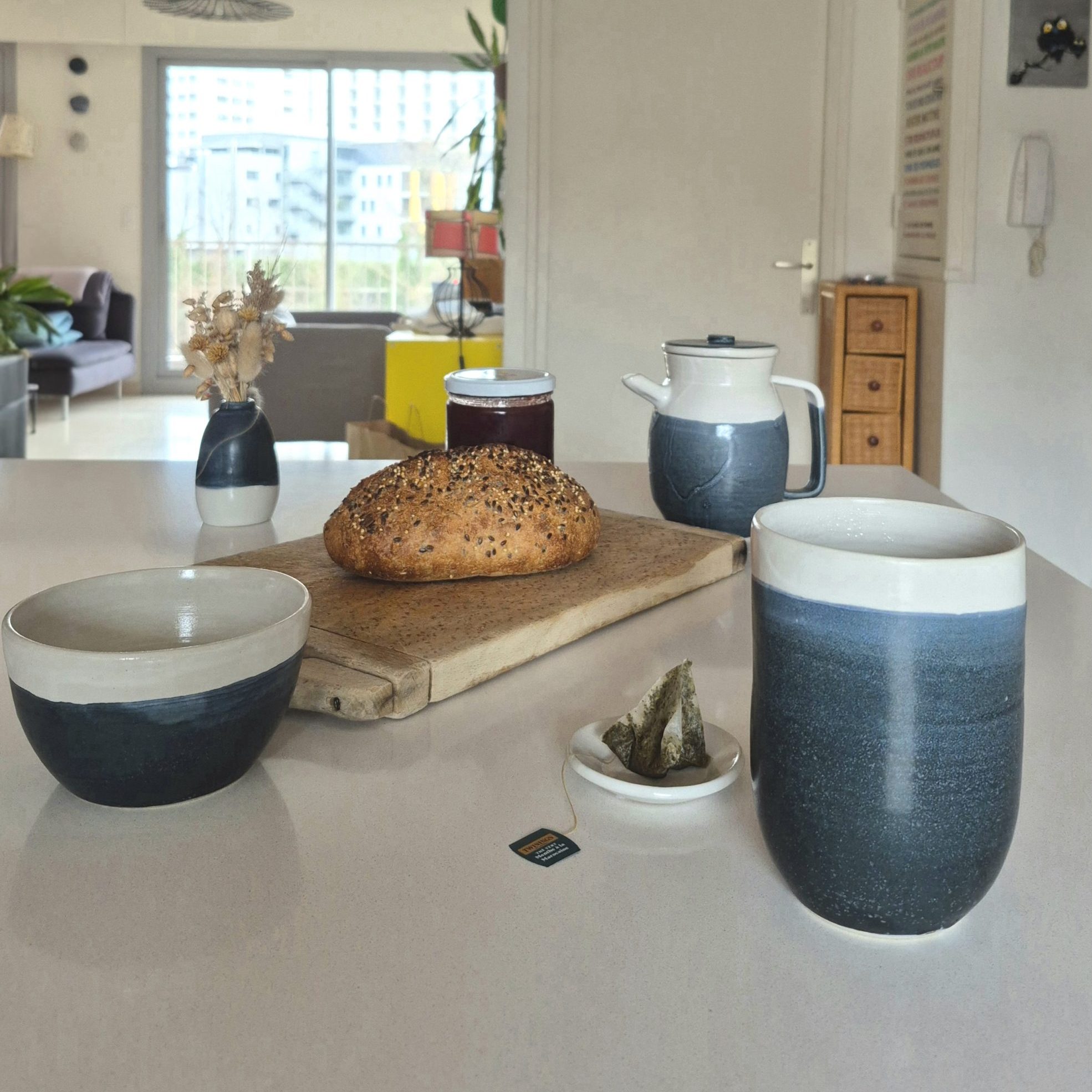Mug Brume en céramique artisanale Atelier Kaolin sur table de petit déjeuner