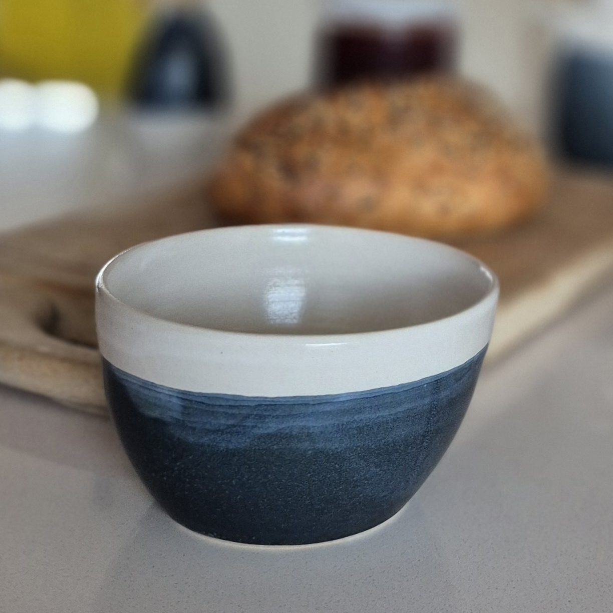 Petit bol Brume en céramique artisanale Atelier Kaolin sur table de petit déjeuner