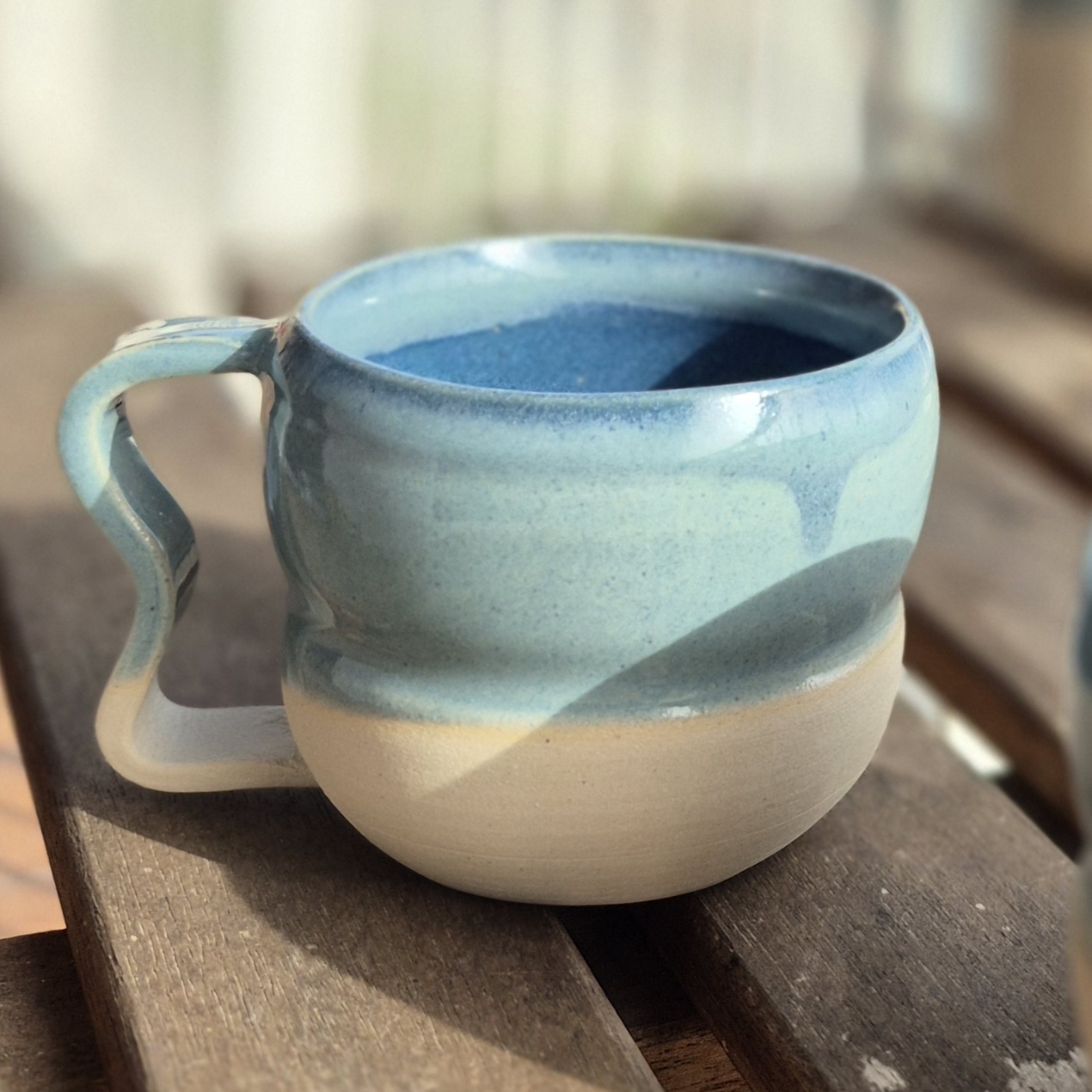 tasse en céramique bleu et sable collection Bord de mer Atelier Kaolin Grenoble