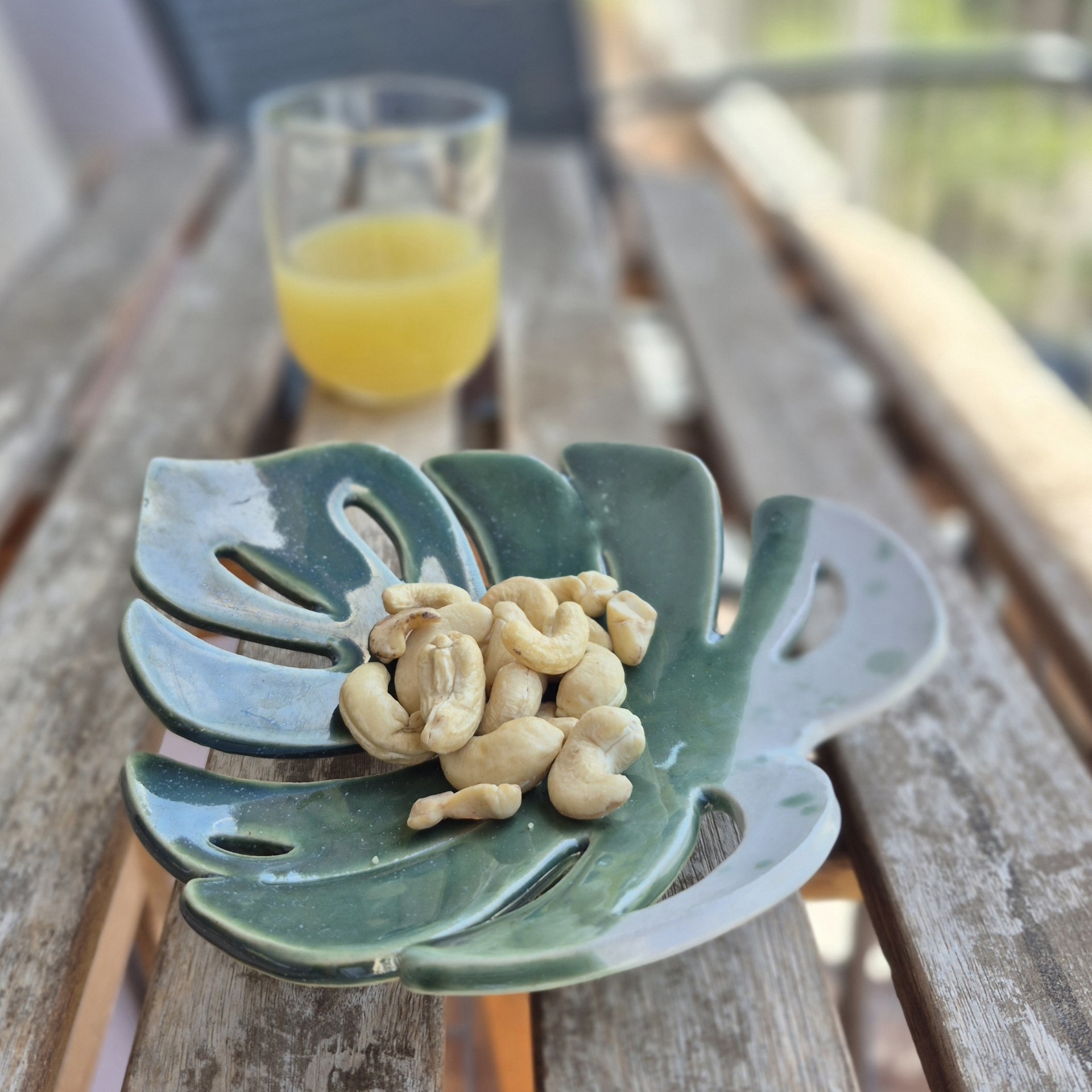 coupelle feuille en céramique artisanale avec noix de cajou – idée cadeau apéro grenoble
