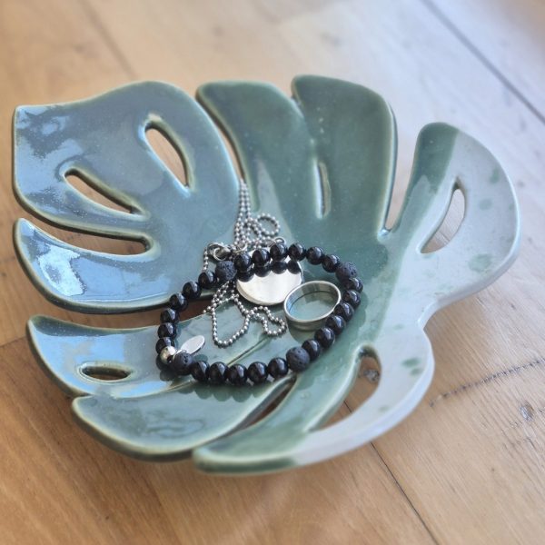 Coupelle feuille en céramique artisanale avec bijoux
