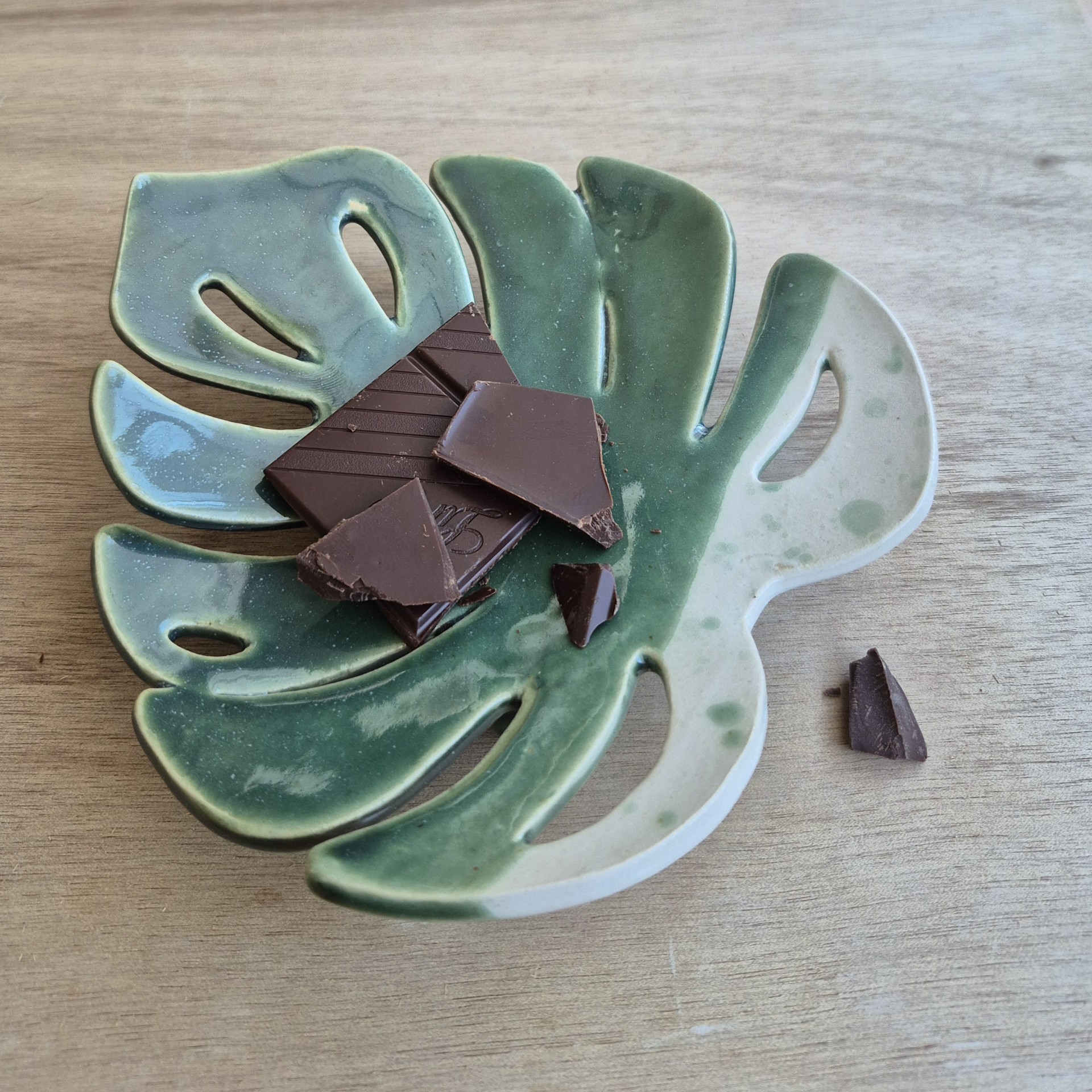 oupelle feuille en céramique artisanale avec chocolat – idée cadeau fait main grenoble