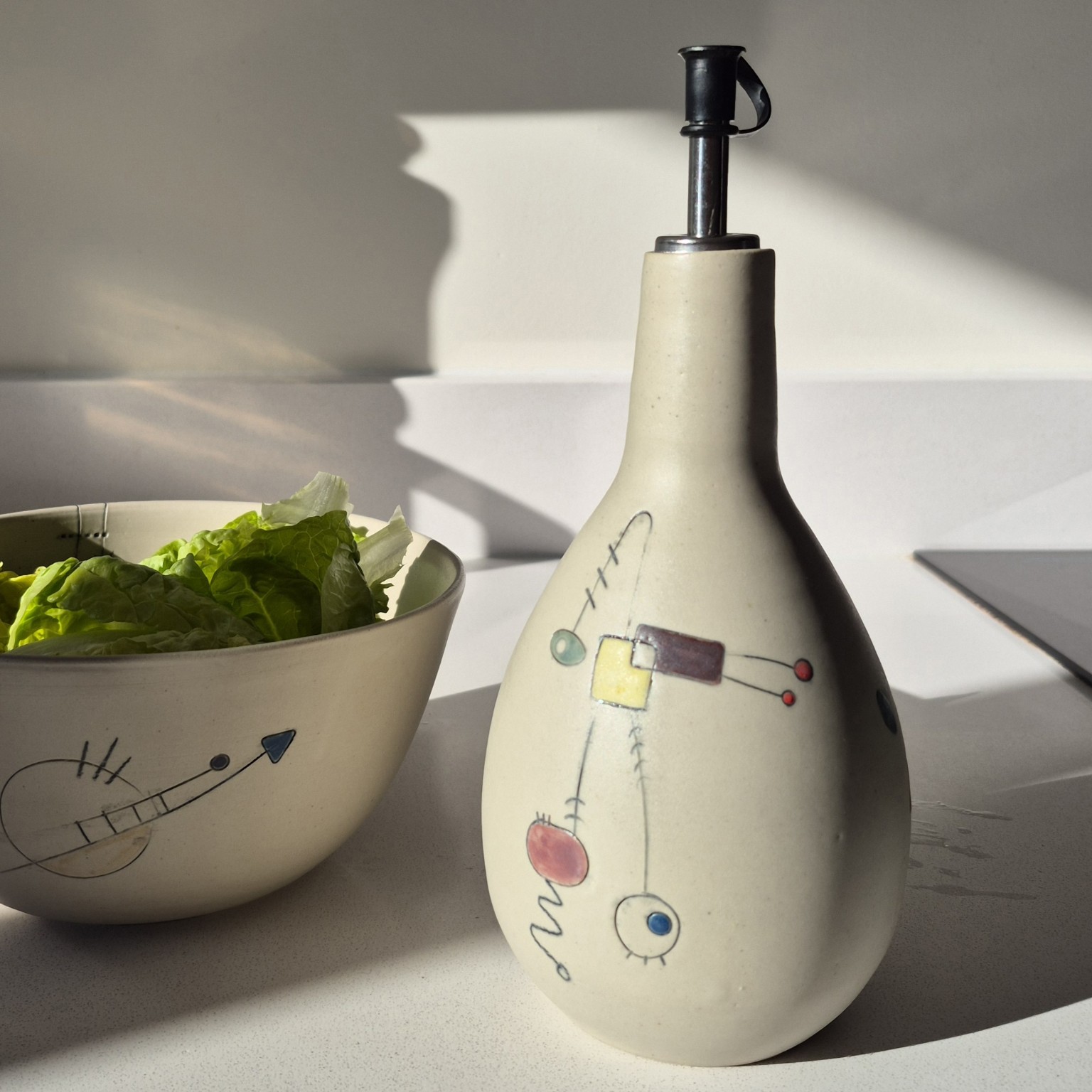 Huilier en céramique utilisé pour assaisonner une salade, pièce artisanale collection Géometrik