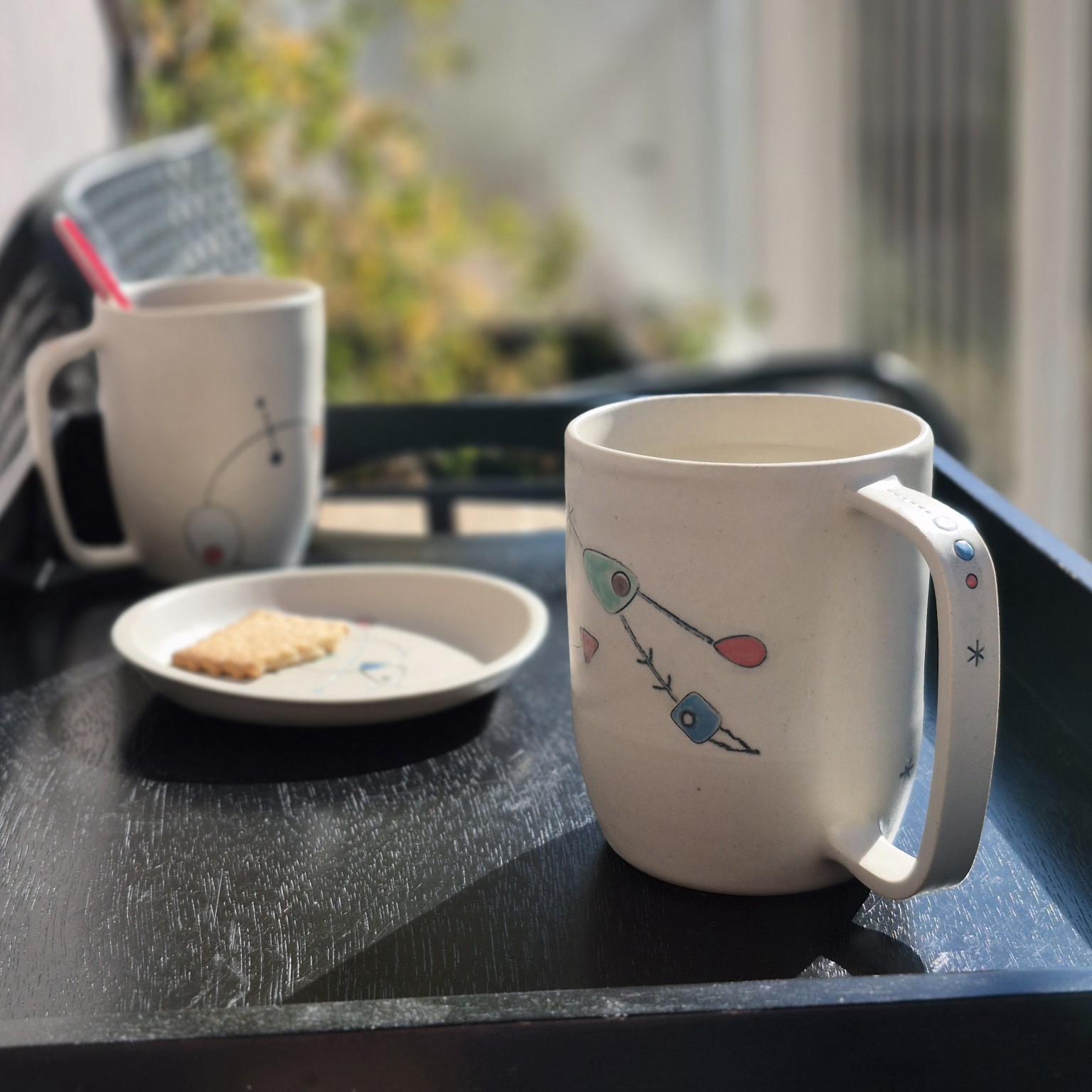Mug en céramique fait main en lumière naturelle avec décor graphique, collection Géometrik