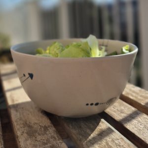 Saladier en céramique utilisé pour une salade, pièce artisanale collectin Géometrik Atelier Kaolin Grenoble
