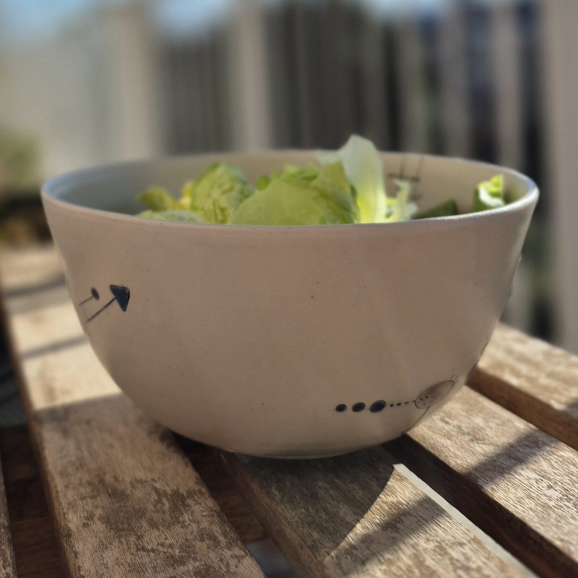 Saladier en céramique utilisé pour une salade, pièce artisanale collectin Géometrik Atelier Kaolin Grenoble