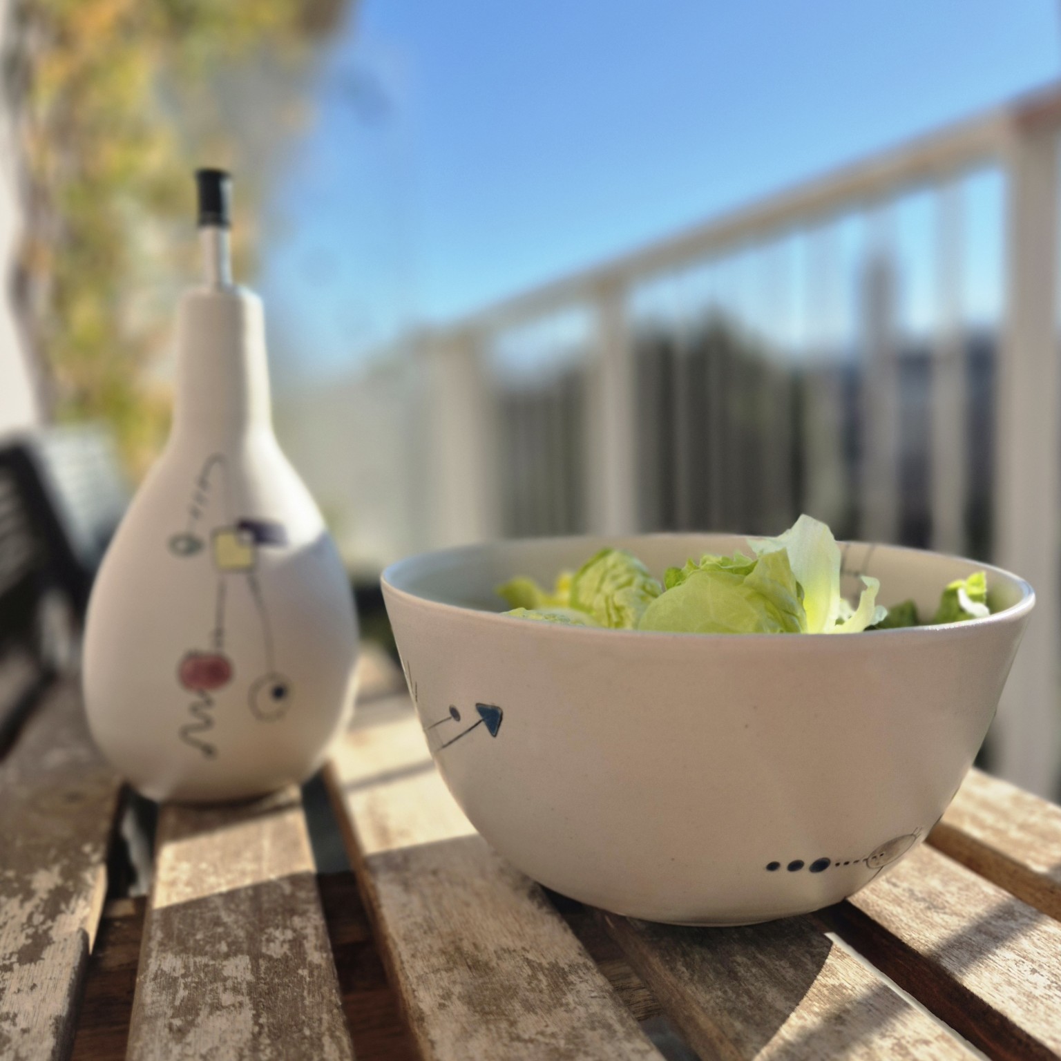 Saladier en céramique sur table avec huilier, vaisselle artisanale collection Géometrik