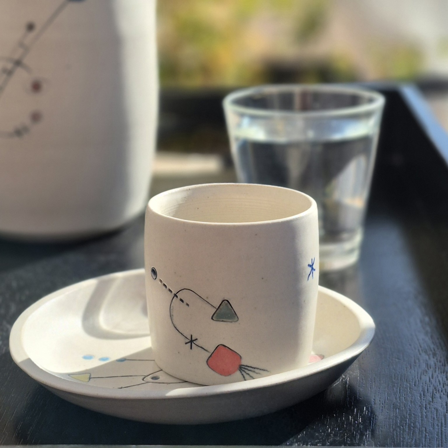 Tasse à café en céramique sur plateau avec verre d'eau, vaisselle artisanale collection Géometrik