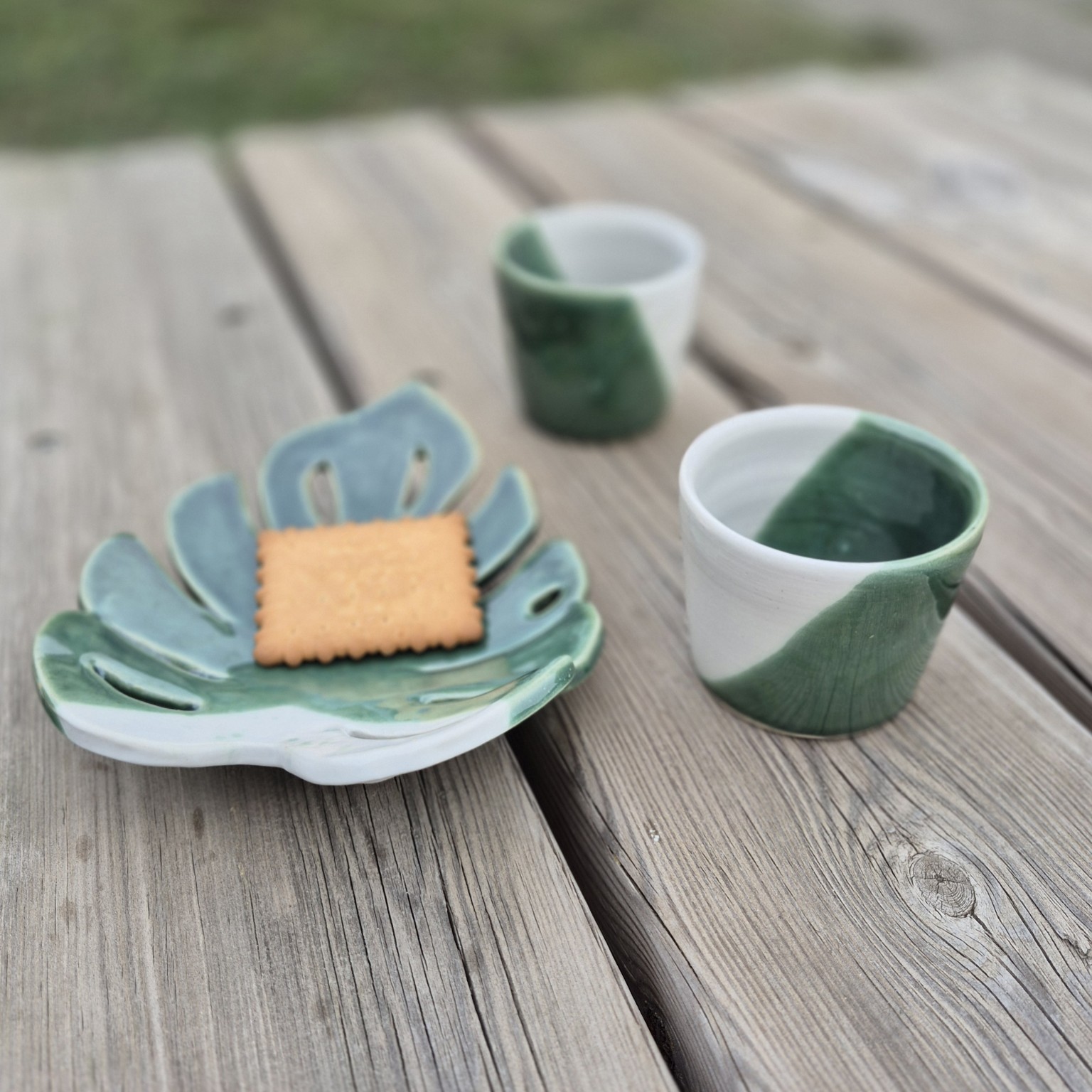 coupelle feuille et deux tasses à café en céramique verte et blanche Atelier Kaolin Grenoble
