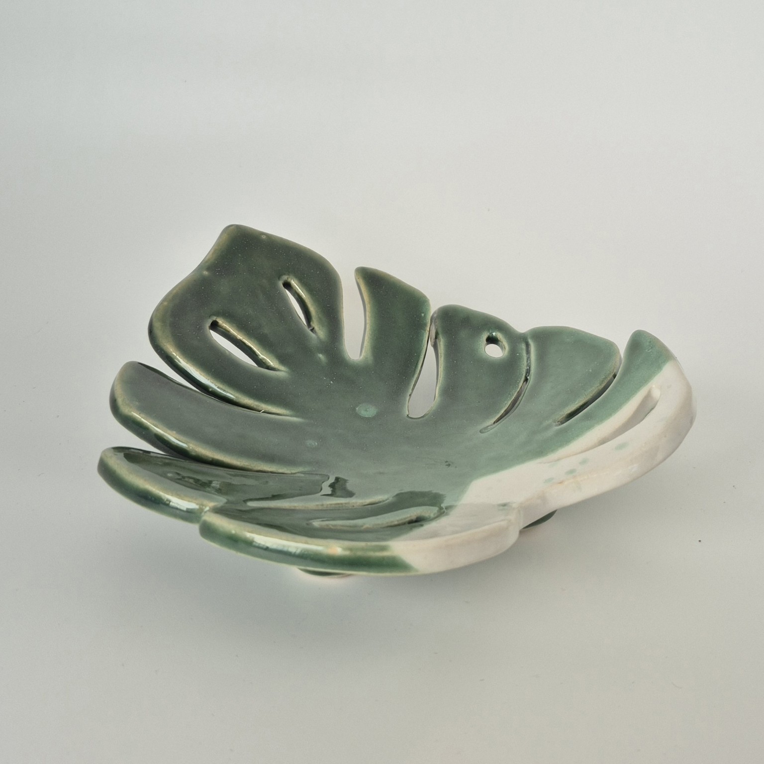 coupelle feuille en céramique verte et blanche Atelier Kaolin Grenoble vue de côté