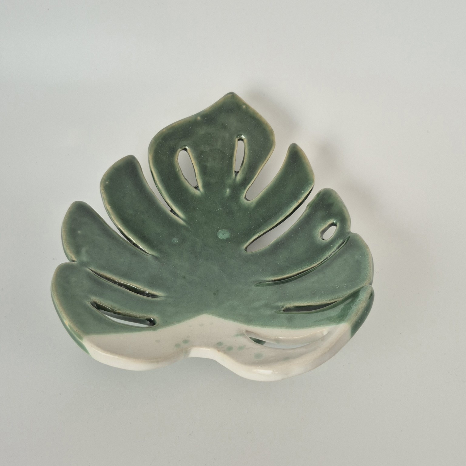 coupelle feuille en céramique verte et blanche Atelier Kaolin Grenoble