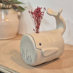 Baleine soliflore en céramique artisanale avec fleurs séchées – Atelier Kaolin Grenoble