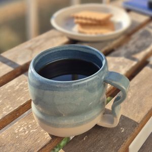 Tasse à café artisanale en céramique bleu turquoise – collection Bord de mer – Atelier Kaolin Grenoble