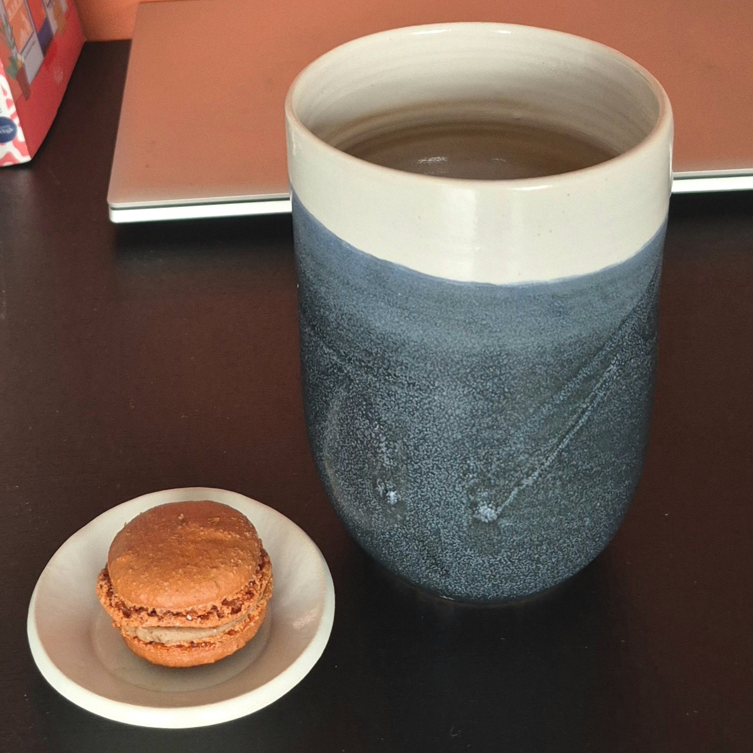 Grand mug Brume en céramique artisanale avec thé et macaron – Atelier Kaolin Grenoble