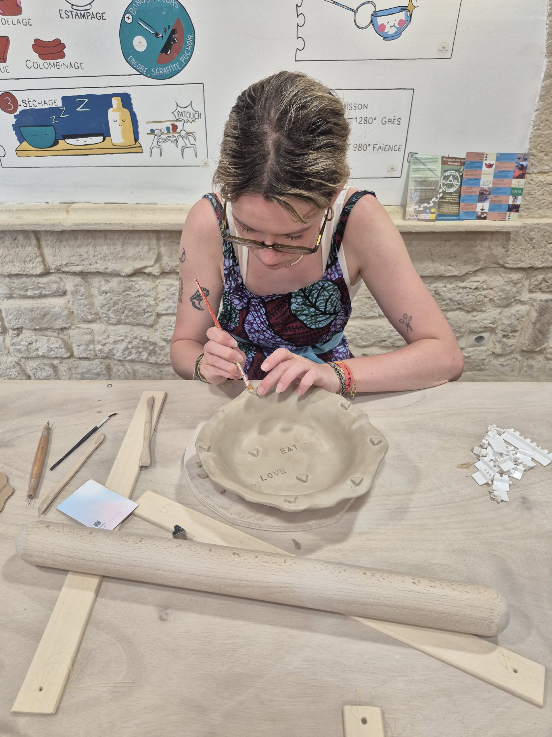Débutante réalisant sa première création en céramique lors d'un atelier de poterie à Grenoble