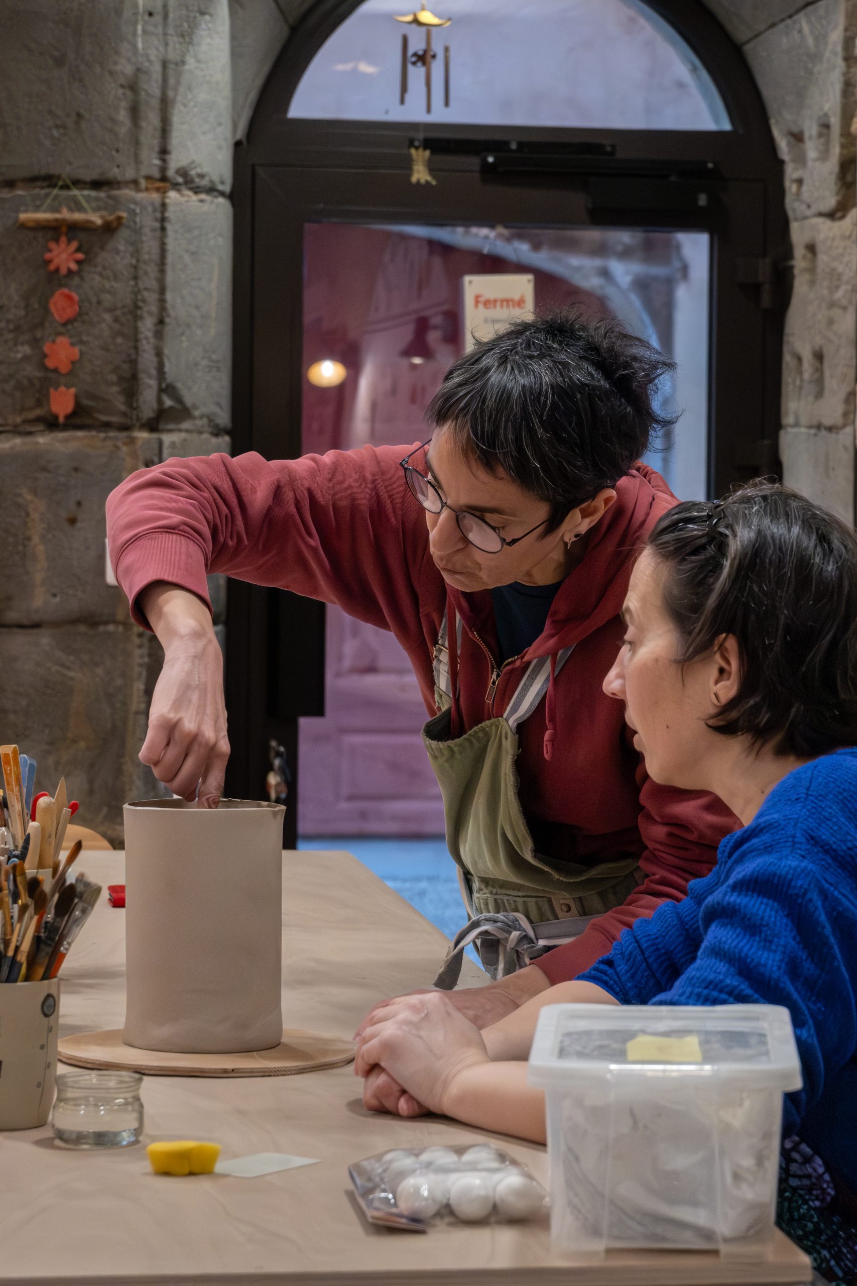 Accompagnement d’une participante pendant un atelier de poterie à Grenoble à l’Atelier Kaolin